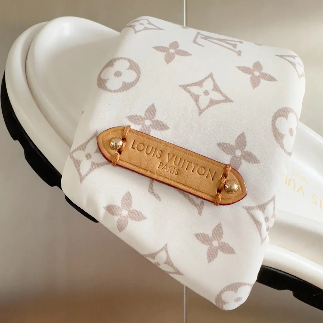 Factory direct sale 180👟👟 Women's Shoes Women's Clothing Women's Shoes Women's Clothing LV Louis Vuitton L Jialu Brand POOL PILLOW COMFORT Velcro Denim Denim Checkerboard Embossed Bread Flat Sandals Original purchase and development Production This Pool Pillow Comfort flat sandal is padded with neoprene to create a comfortable wide upper, and then embossed with the classic Monogram pattern. Velcro for easy adjustment, and a resilient insole and lubricious outsole complete the package. Exquisite packaging at the delivery counter 🛍📦 ▪️Fabric: Original customized technical fabric ▪️Inner lining: Original customized sheepskin foot pads ▪️Sole: Original open-molded rubber foam outsole ▪️Sole thickness: 4CM ▪️Size: Women's 35-40 / Men's 39-45